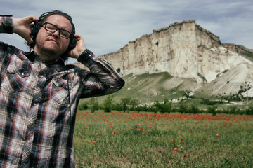 Naklejka premium Funny man listening to music.