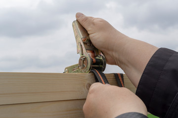 Load securing with ratchet tie-down strap