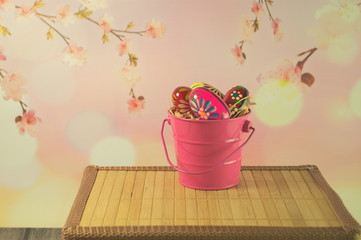 Wiaderko malowanych jajek. © onemove.io
