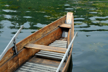 ruderboot am teichufer