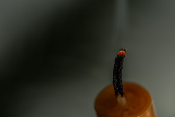 erloschene kerze mit rauch