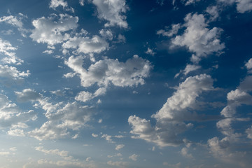 Wolken am blauen Himmel