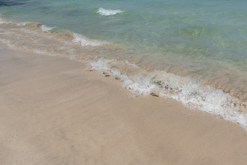 Fototapeta na wymiar Strand - Sandstrand mit bleum Wasser