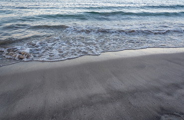 Meer - Wellen am Strand mit Sand