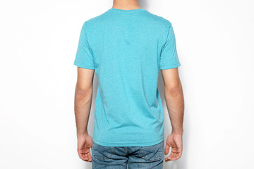 Obraz premium Young man in t-shirt on light background, closeup. Mock up for design