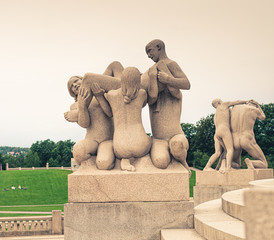 Fontanna i pomniki w parku miejskim