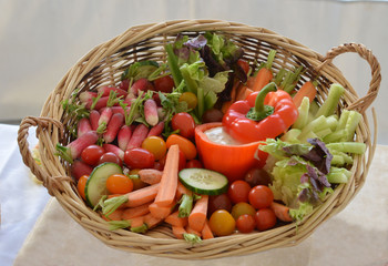 basket of raw vegetables (corbeille de légumes crus)