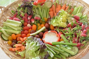 basket of raw vegetables (corbeille de légumes crus)