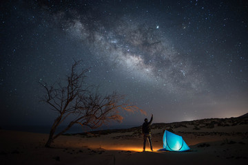 Paisaje nocturno con la vía láctea 