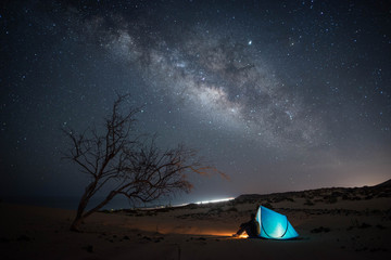 Paisaje nocturno con la vía láctea 