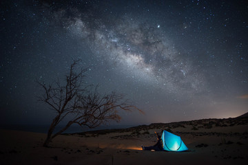 Paisaje nocturno con la vía láctea 
