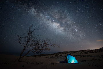 Paisaje nocturno con la vía láctea 