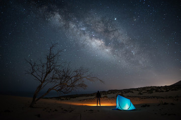 Paisaje nocturno con la vía láctea 