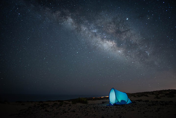 Paisaje nocturno con la vía láctea 