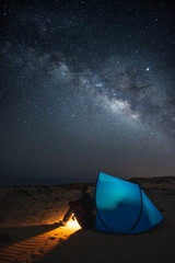 Paisaje nocturno con la vía láctea 