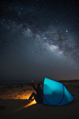 Paisaje nocturno con la vía láctea 