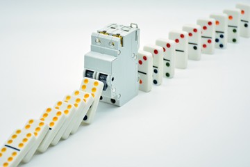 fichas de dominó cayendo, cortadas con un interruptor eléctrico