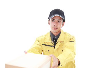 荷物を運ぶ宅配人