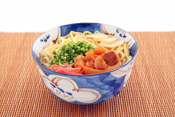 沖縄伝統の豚足テビチそば