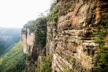 Naklejka premium Long cliffs and canyons along the Three Sisters with view to Echo Point with backlight, Katoomba, New South Wales, Australia