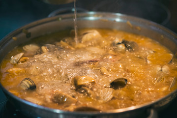 Recipe to prepare a paella: add a little hot water when it is finishing