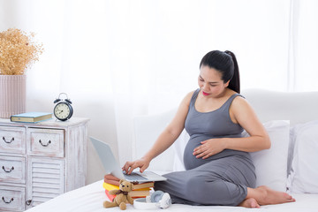 Obraz na płótnie Canvas Pregnant woman use laptops for relaxation.