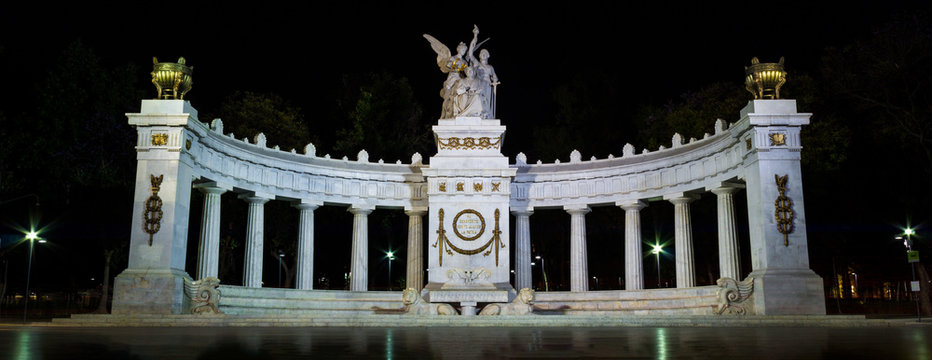 Hemiciclo a Ju&aacute;rez iluminado por la noche en el centro de la Ciudad de M&eacute;xico