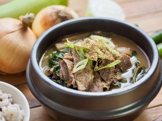  한국의 음식 염소탕과 밥 그리고 채소 