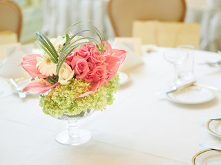 披露宴会場のテーブルの装花