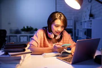 student use phone and laptop