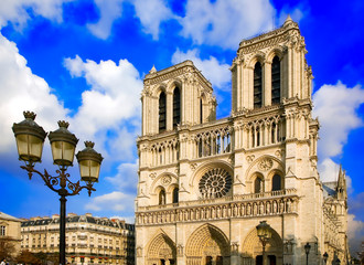france; paris; notre-dame; façade et lampadaire