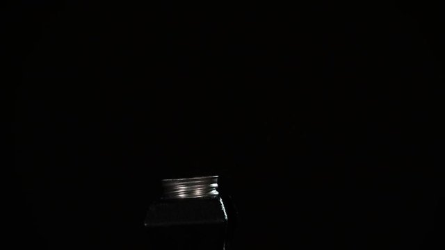 Eine Gl&uuml;hbirne wird zerschossen - Zeitlupe