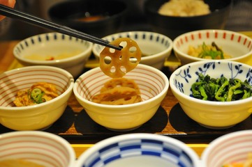 小鉢に盛ったお惣菜のレンコンとお箸です、