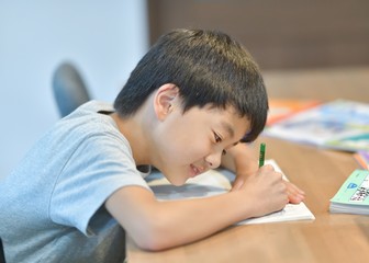 勉強する男の子