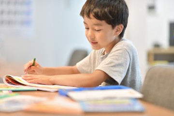 勉強する男の子