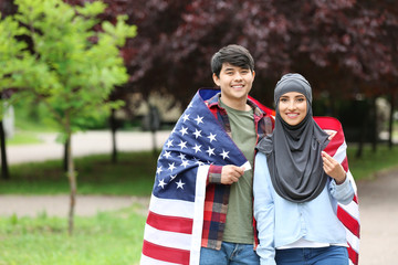 Young students with USA flag outdoors - obrazy, fototapety, plakaty