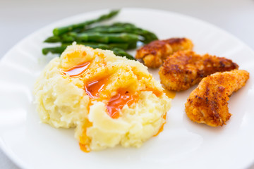 Fried chicken strips with tomatoes and asparagus