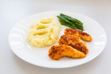 Fried chicken strips with tomatoes and asparagus