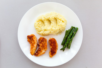 Fried chicken strips with tomatoes and asparagus