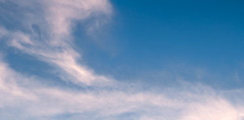 Obraz premium The atmosphere in the sky is cloudy, covered with beautiful clouds. right copy space,wave shape