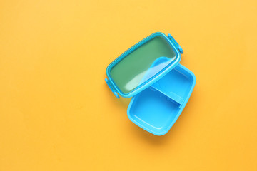 Obraz na płótnie Canvas Plastic lunch box on color background