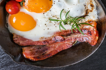 スキレットでベーコンエッグ Bacon egg with cast-iron skillet