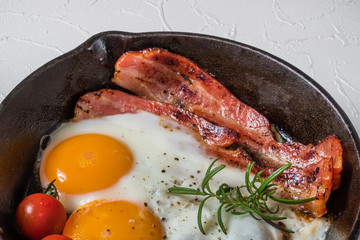 スキレットでベーコンエッグ Bacon egg with cast-iron skillet