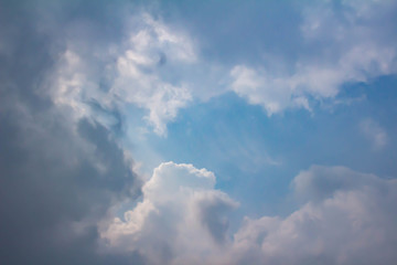 晴れから曇りへ変化する空