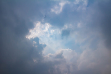 Fototapeta na wymiar 晴れから曇りへ変化する空