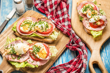 Sandwich with tomatoes, eggs and lettuce.