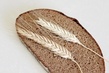 Fototapeta na wymiar Bread and ear on a white background