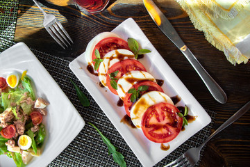 Salad with tomatoes and mozzarella cheese