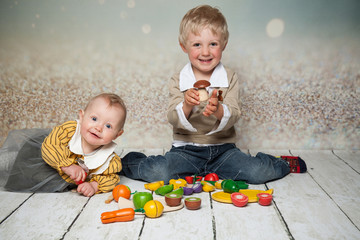 Kinder spielen zusammen
