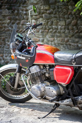 moto rouge avec casque noir